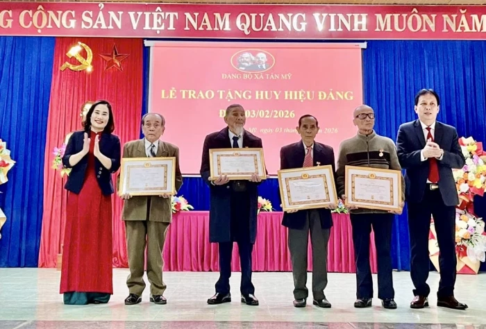 Xã Tân Mỹ: Trao tặng Huy hiệu Đảng cho 28 đảng viên