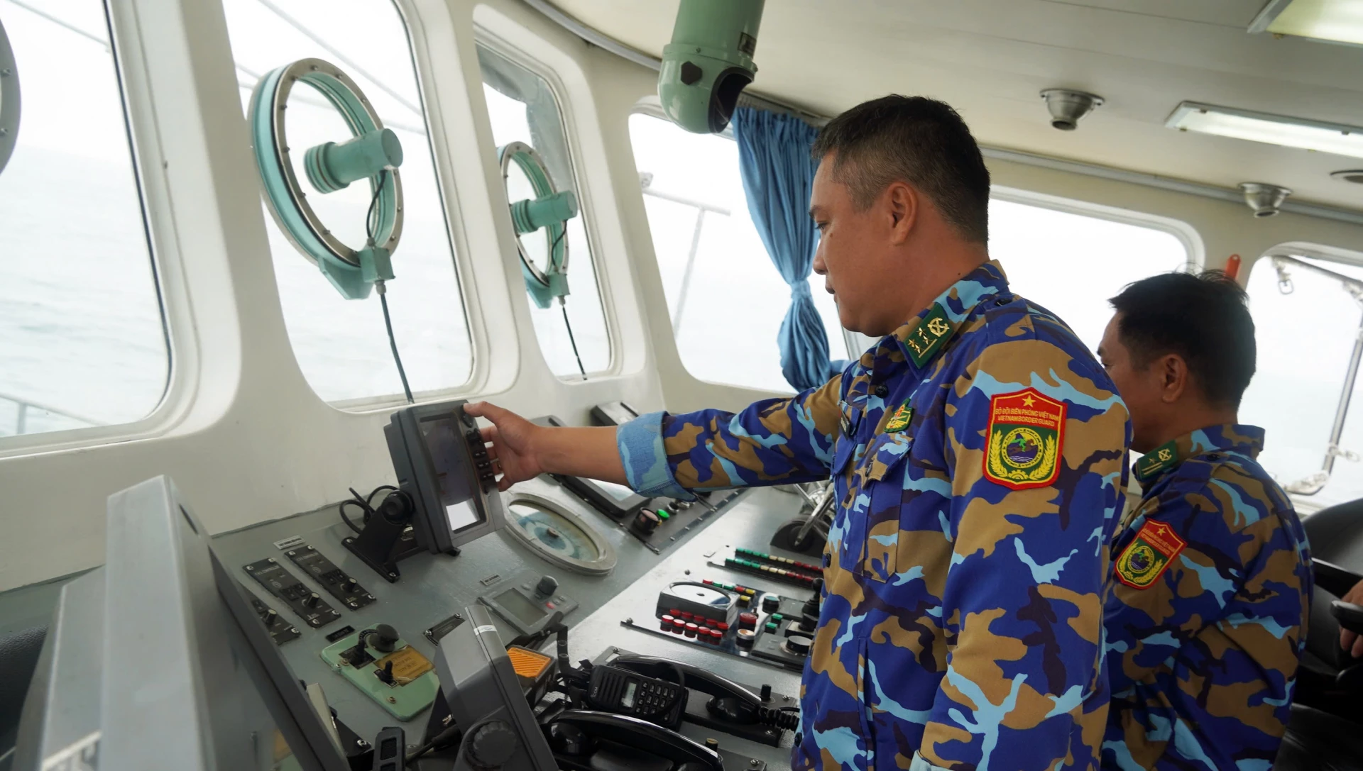 Đại úy Trần Xuân Dũng và đồng đội điều khiển tàu CH09 - Ảnh: N.M