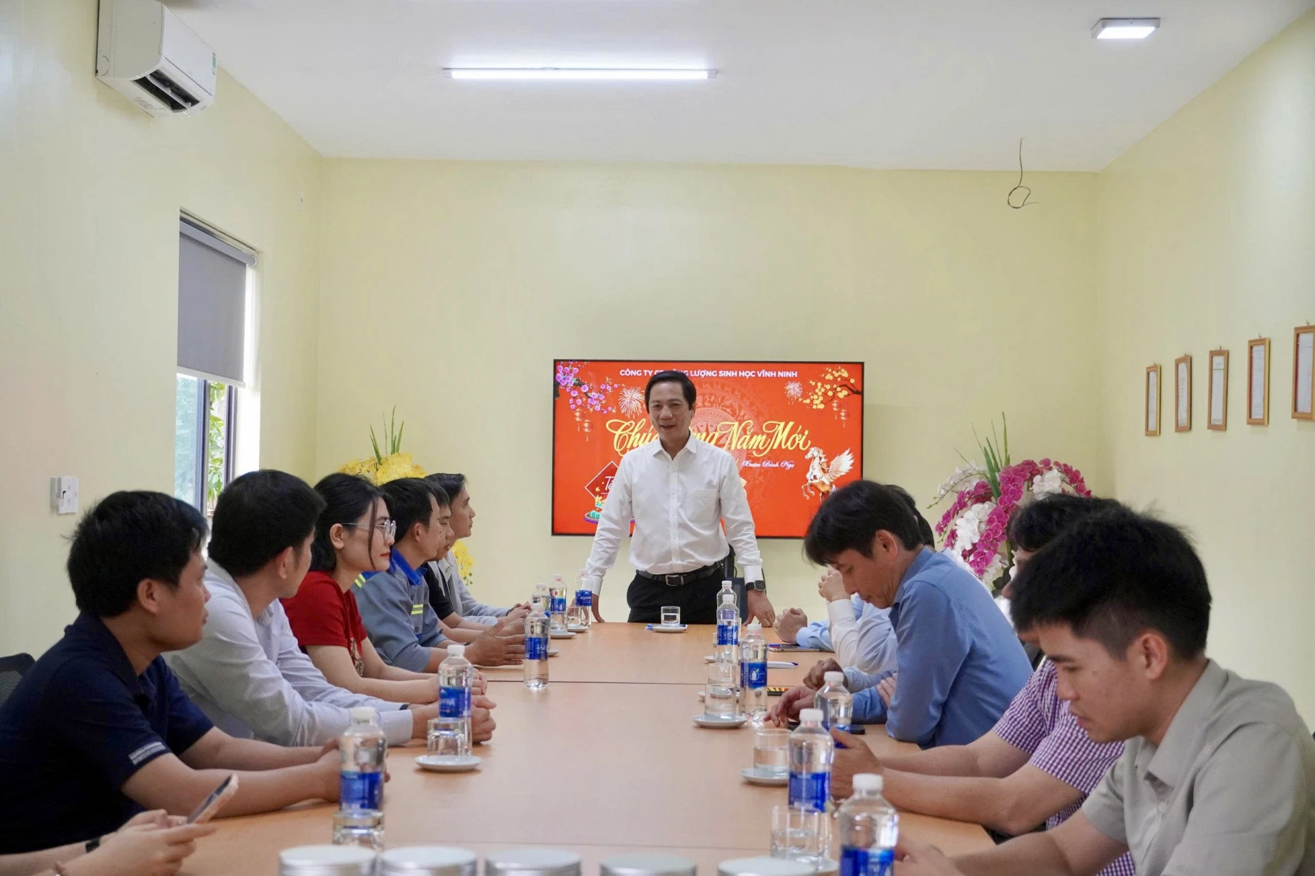 Đồng chí Phó Chủ tịch Thường trực UBND tỉnh Hoàng Nam chúc mừng năm mới cán bộ, công nhân Công ty Cổ phần Năng lượng sinh học Vĩnh Ninh - Ảnh: H.N