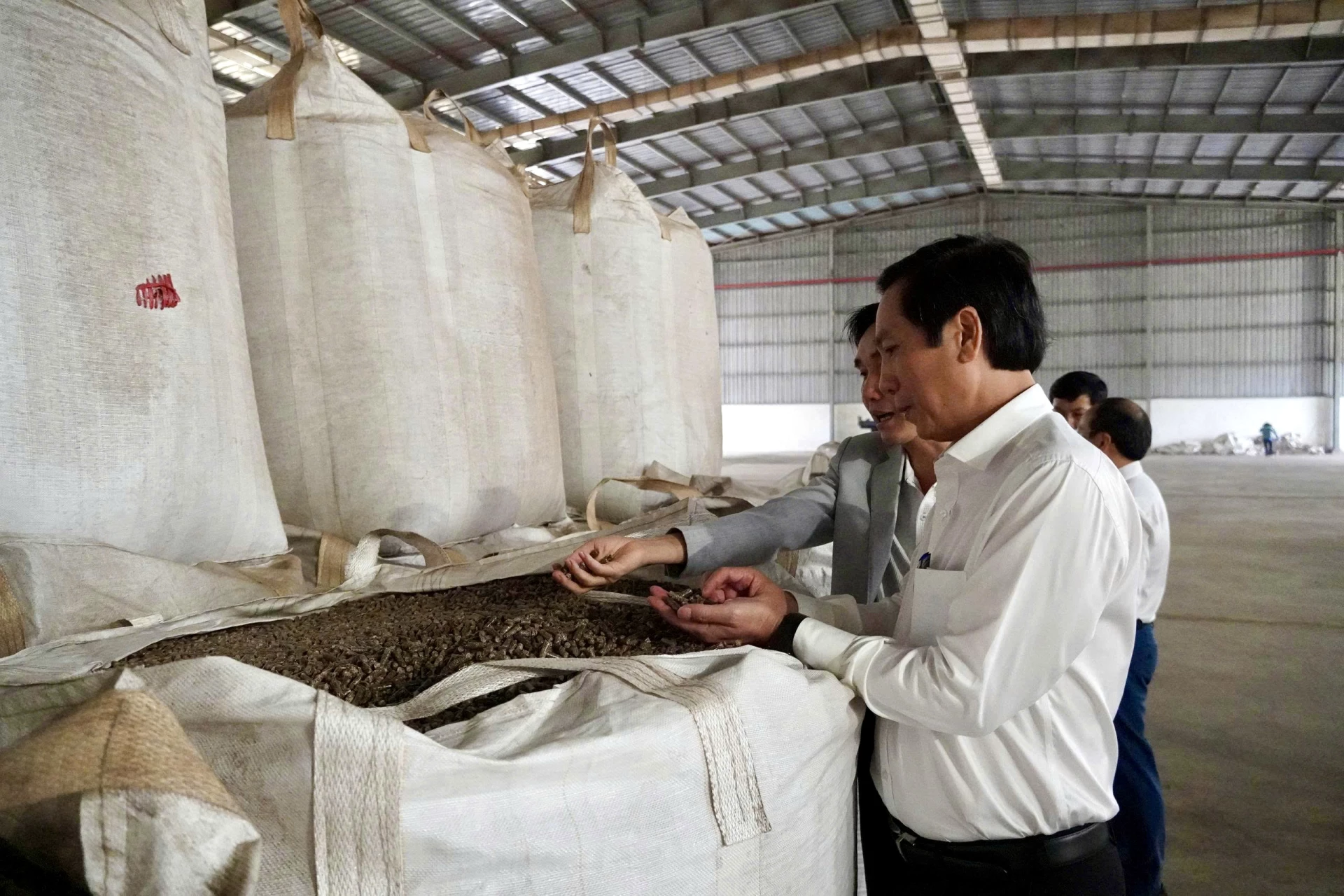 Đồng chí Phó Chủ tịch Thường trực UBND tỉnh Hoàng Nam kiểm tra quy trình sản xuất tại Công ty Cổ phần Năng lượng sinh học Vĩnh Ninh - Ảnh: H.N