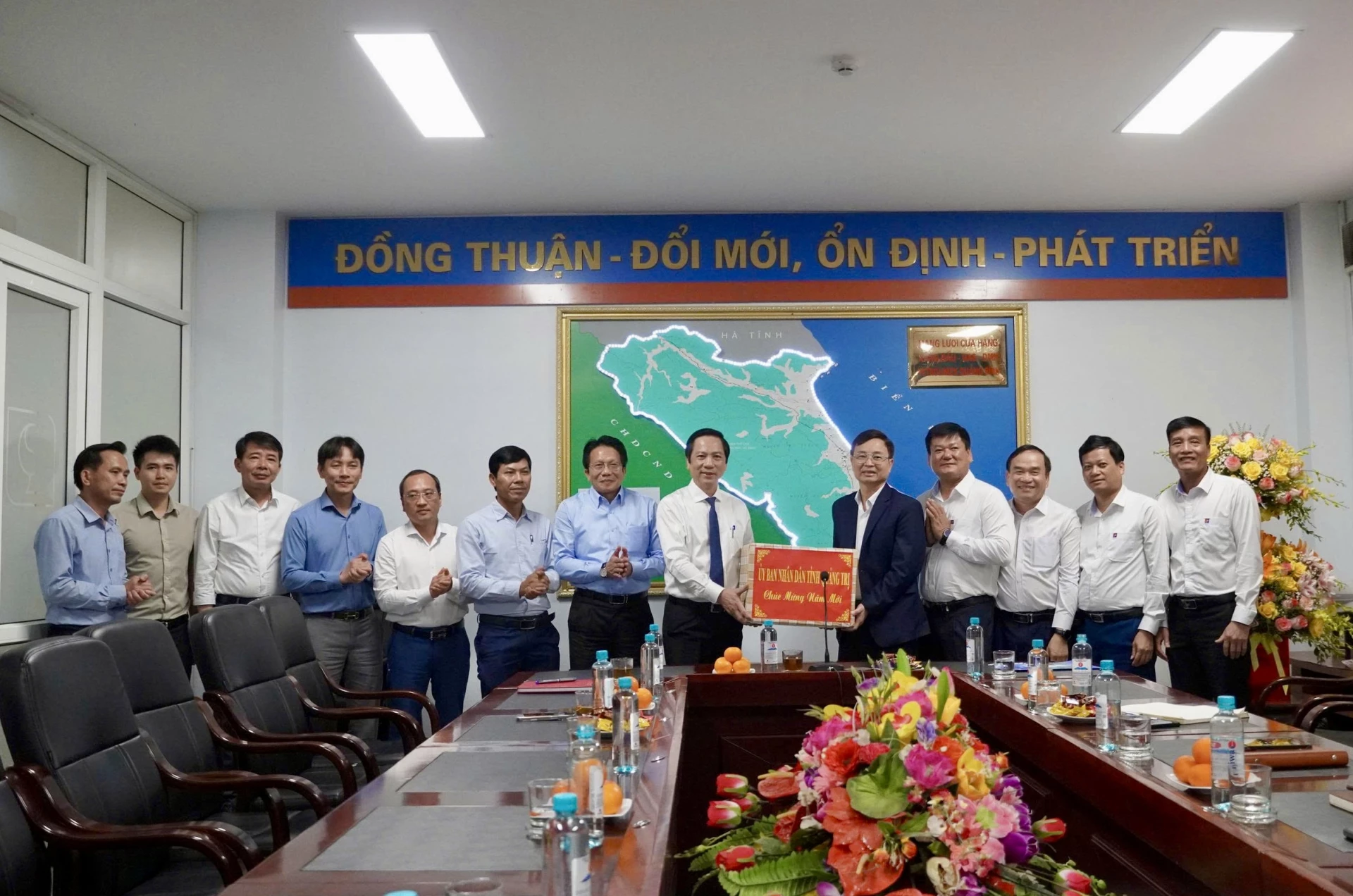 Đồng chí Phó Chủ tịch Thường trực UBND tỉnh Hoàng Nam tặng quà cho Công ty TNHH MTV Petrolimex Quảng Trị - Ảnh: H.N