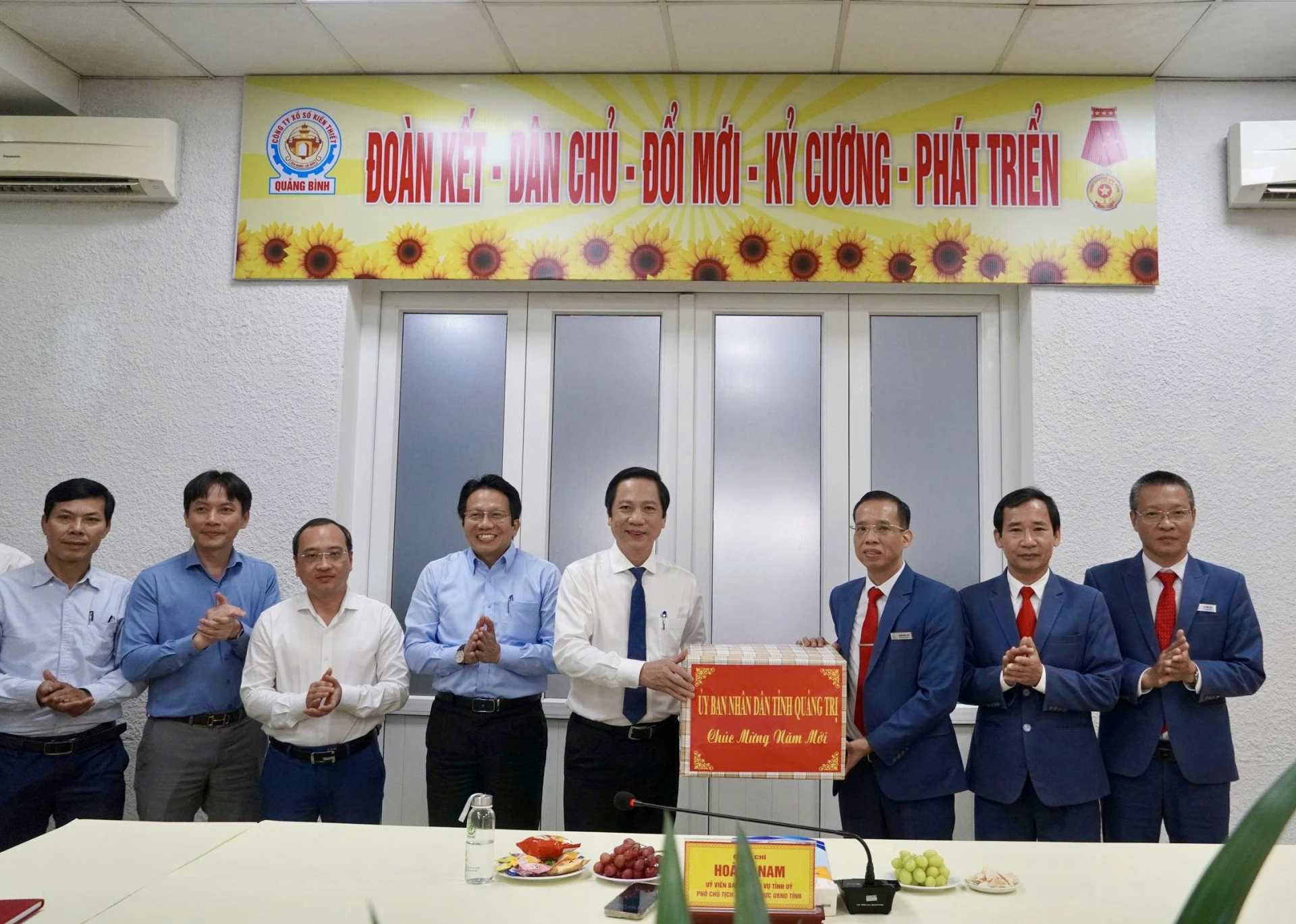 Đồng chí Phó Chủ tịch Thường trực UBND tỉnh Hoàng Nam tặng quà cho Công ty TNHH MTV Xổ số Kiến thiết Quảng Bình - Ảnh: H.N