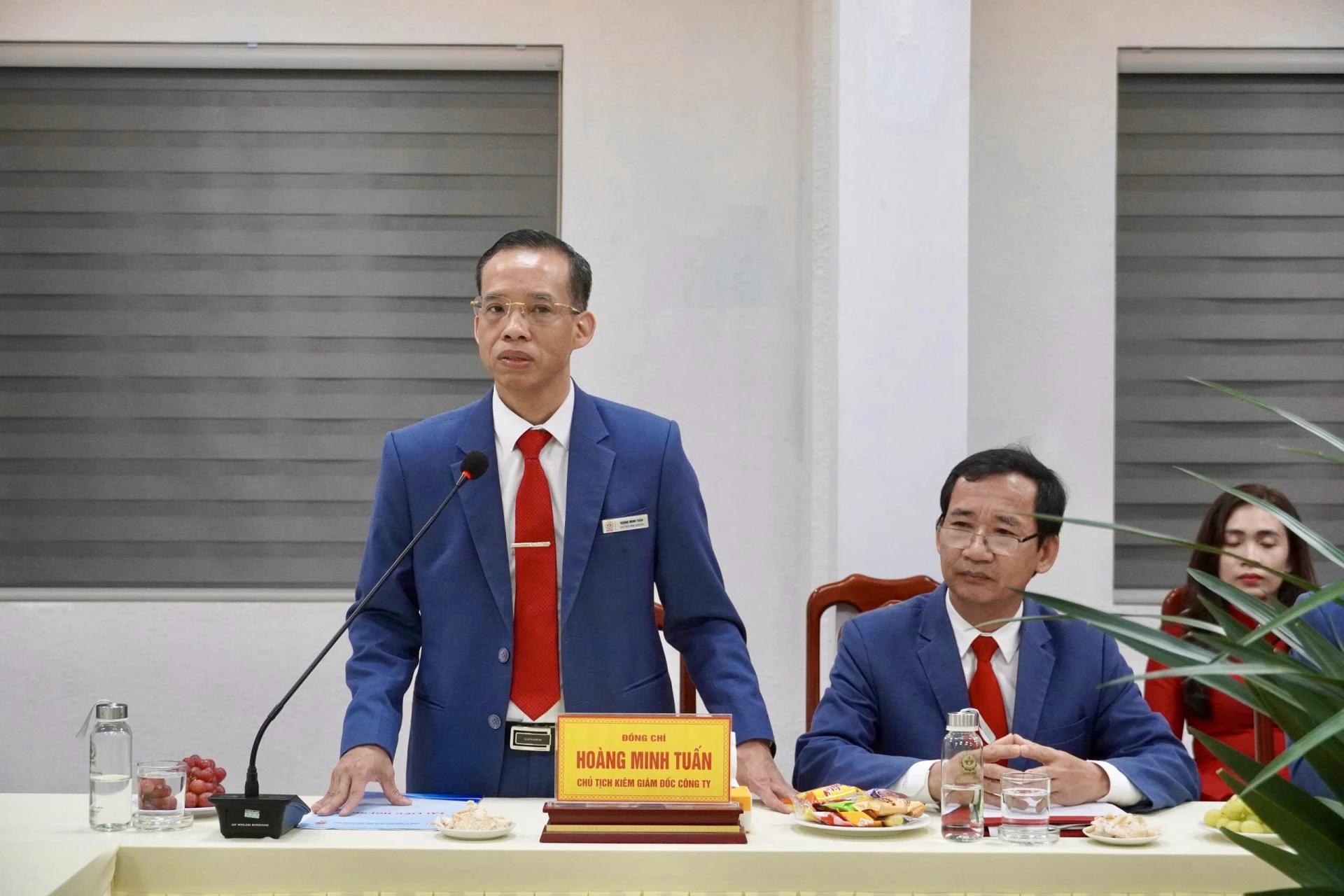 Đồng chí Hoàng Minh Tuấn, Chủ tịch kiêm Giám đốc Công ty TNHH MTV Xổ số Kiến thiết Quảng Bình báo cáo kết quả sản xuất, kinh doanh của công ty - Ảnh: H.N