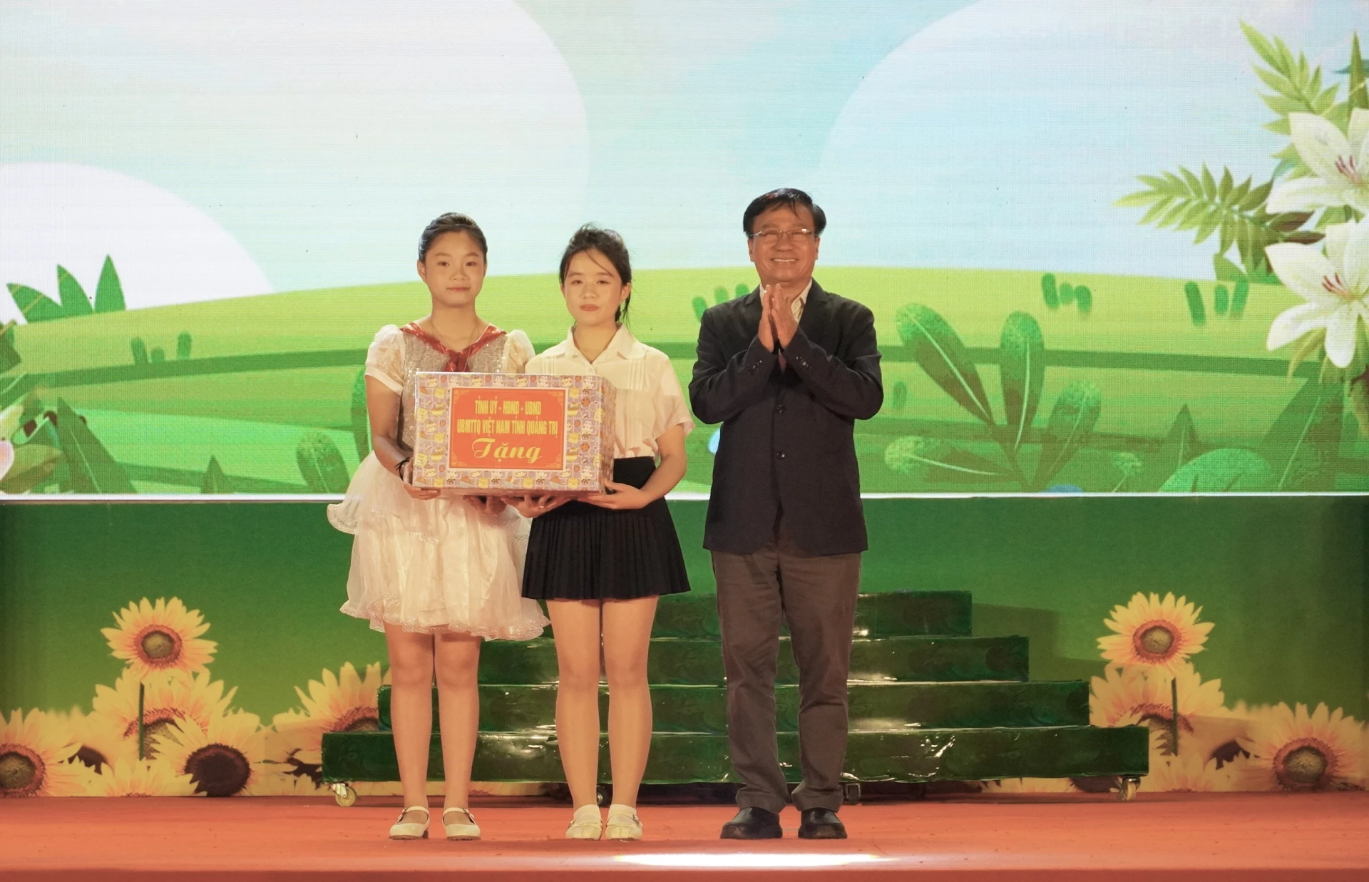 Đồng chí Đào Mạnh Hùng, Phó Chủ tịch Thường trực Ủy ban MTTQ Việt Nam tỉnh tặng quà cho các em thiếu nhi - Ảnh: B.N