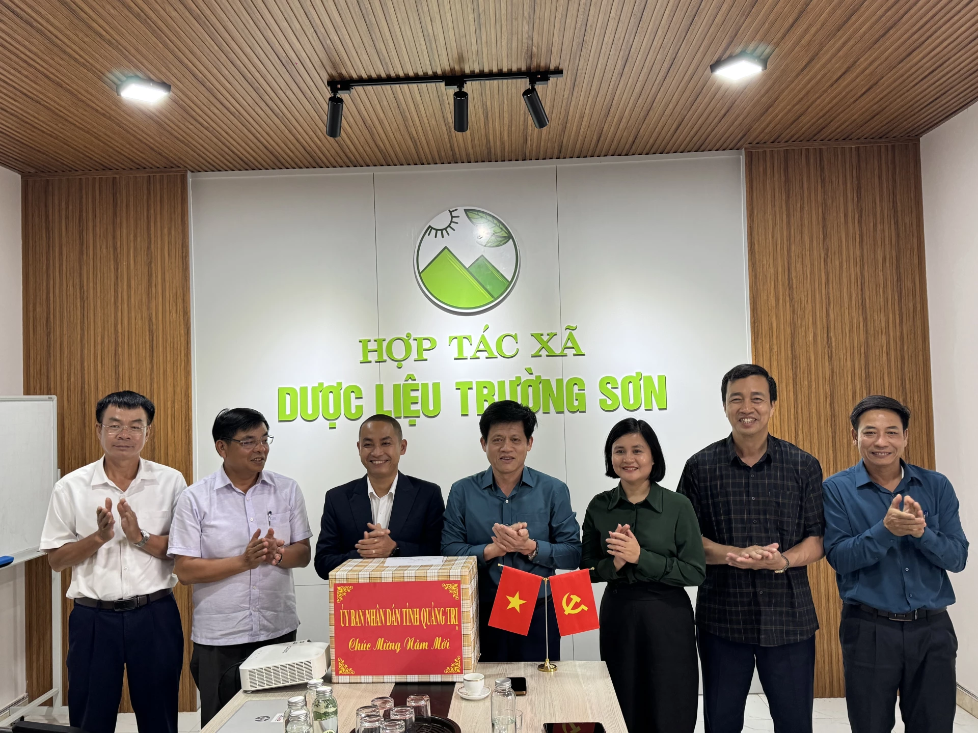 Phó Chủ tịch UBND tỉnh Lê Văn Bảo thăm, chúc mừng tại HTX Dược liệu Trường Sơn- Ảnh: Mai Linh