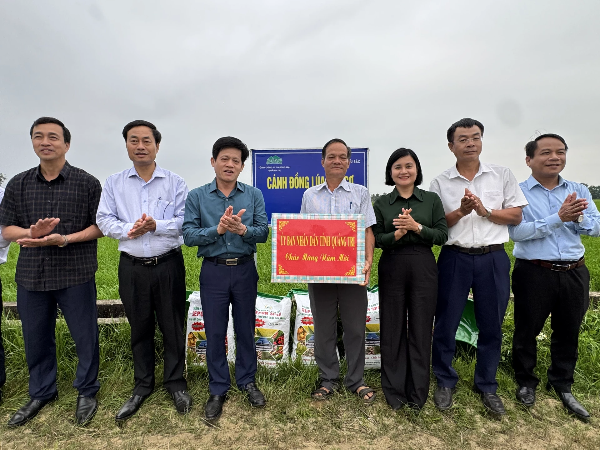 Phó Chủ tịch UBND tỉnh Lê Văn Bảo tặng quà chúc mừng năm mới cho bà con xã viên HTX Hiếu Bắc- Ảnh: Mai Linh