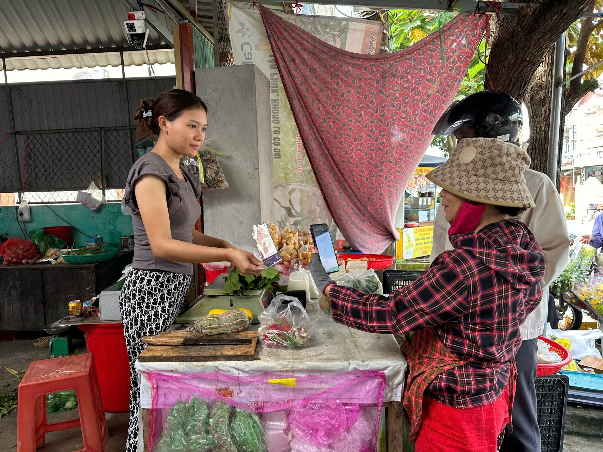Việc đẩy mạnh thanh toán không dùng tiền mặt tại chợ truyền thống nhằm hướng tới hình thành thói quen thanh toán văn minh, phù hợp với xu thế phát triển chung - Ảnh T.A