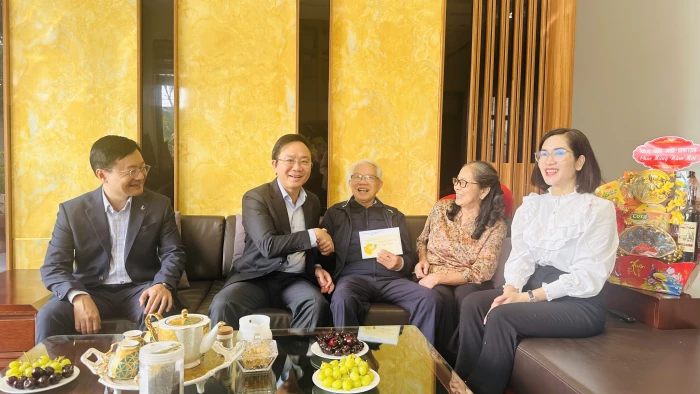 Đồng chí Phó Chủ tịch UBND tỉnh thăm và chúc Tết các đồng chí nguyên lãnh đạo tỉnh, người có công với cách mạng và Bệnh viện Hữu nghị Việt Nam-Cuba Đồng Hới 