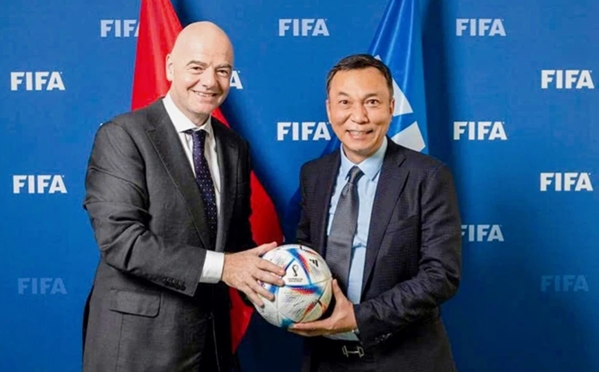 Chủ tịch FIFA Gianni Infantino (bên trái) mong tiếp tục duy trì quan hệ hợp tác cùng bóng đá Việt Nam. Ảnh: VFF
