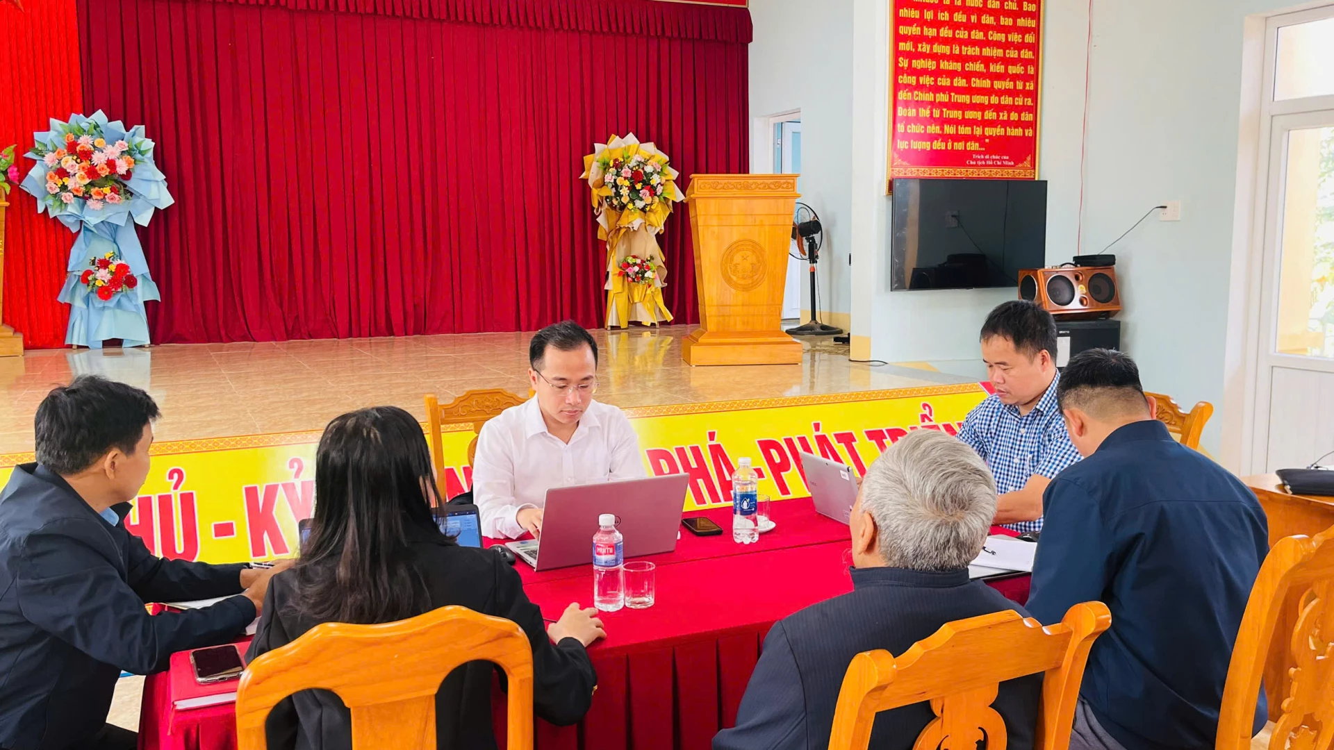 Lãnh đạo xã Kim Phú tiếp công dân tại nhà văn hóa thôn 1 Kim Bảng -Ảnh: Q.N