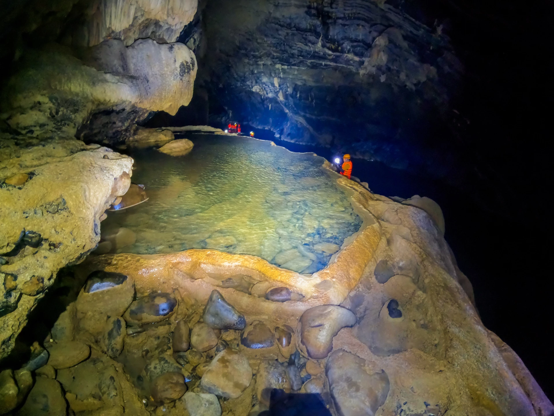 Bên trong hang Rục Mòn - Ảnh: D.X