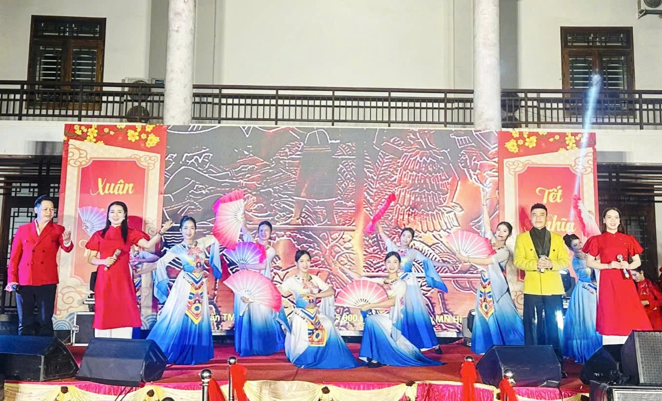 Chương trình văn nghệ chào mừng khai mạc Chợ xuân 2026 và Chương trình “Nối vòng tay nhân ái” tại Khe Sanh-Ảnh: K.S