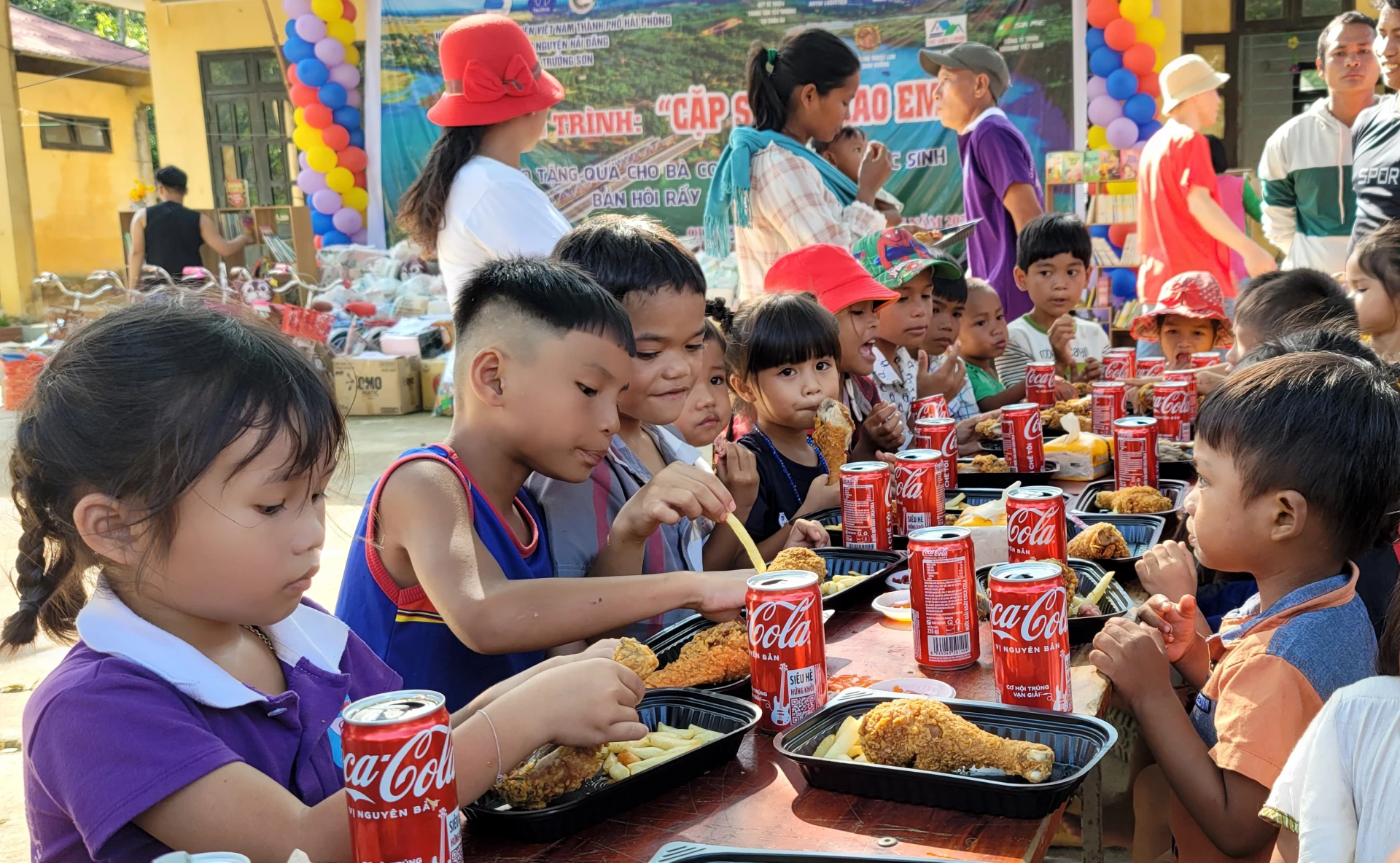 Tổ chức bữa cơm tất niên cho trẻ em Bru-Vân Kiều tại các bản Hôi Rấy, Nước Đắng - Ảnh: T.L