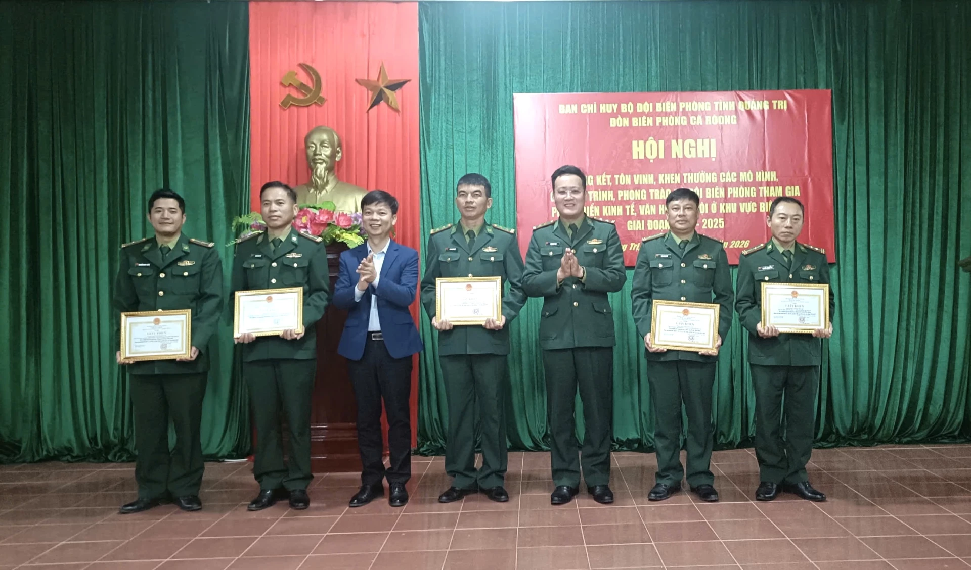 Lãnh đạo xã Thượng Trạch khen thưởng các cá nhân thành tích tiêu biểu trong thực hiện các mô hình, phong trào phát triển kinh tế, văn hóa, xã hội giai đoạn 2015 - 2025 - Ảnh: K.H