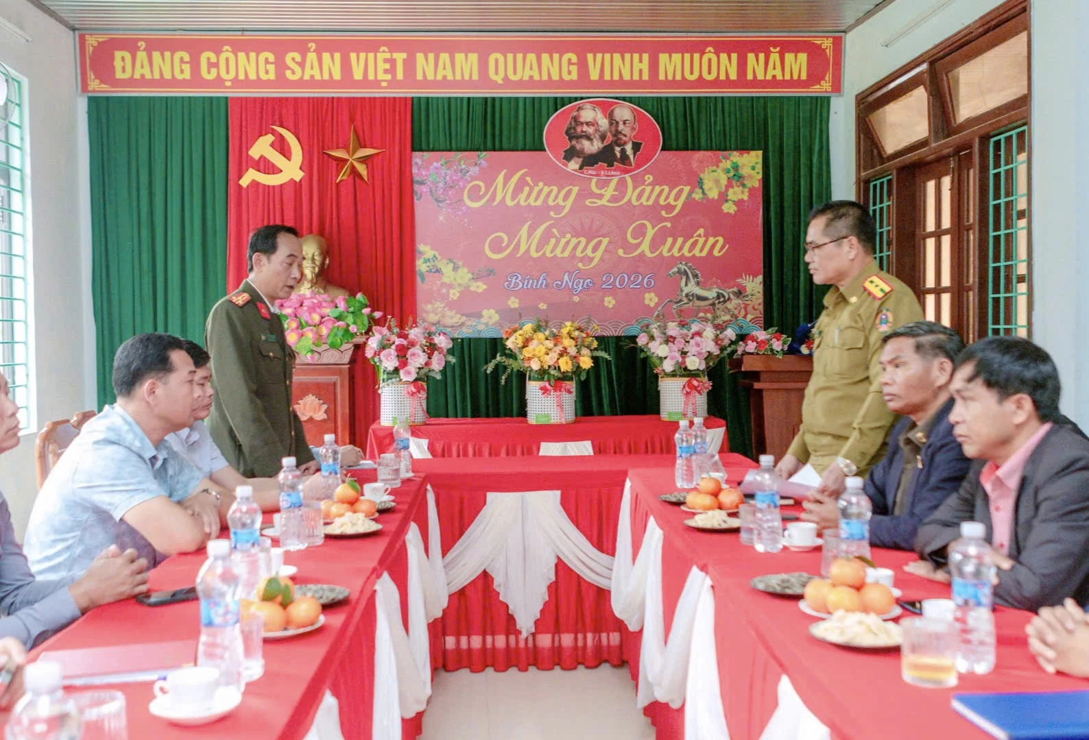 Đồng chí Bun Hương Mệc Băng Chăn, Trưởng Công an huyện Sa Muội (Lào) phát biểu, gửi lời chúc mừng năm mới đến lãnh đạo xã Đakrông-Ảnh: K.S