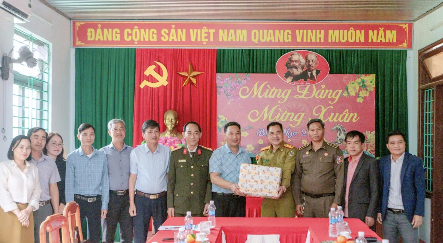 Lãnh đạo huyện Sa Muội tặng quà lưu niệm cho Đảng bộ, chính quyền xã Đakrông nhân dịp Tết Nguyên đán Bính Ngọ 2026-Ảnh: K.S