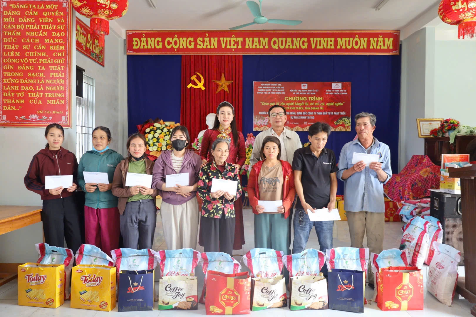 Các phần quà động viên tinh thần, giúp người khuyết tật và các hộ nghèo thêm niềm tin, động lực vươn lên trong cuộc sống, đón Tết cổ truyền trong không khí ấm áp, nghĩa tình. 