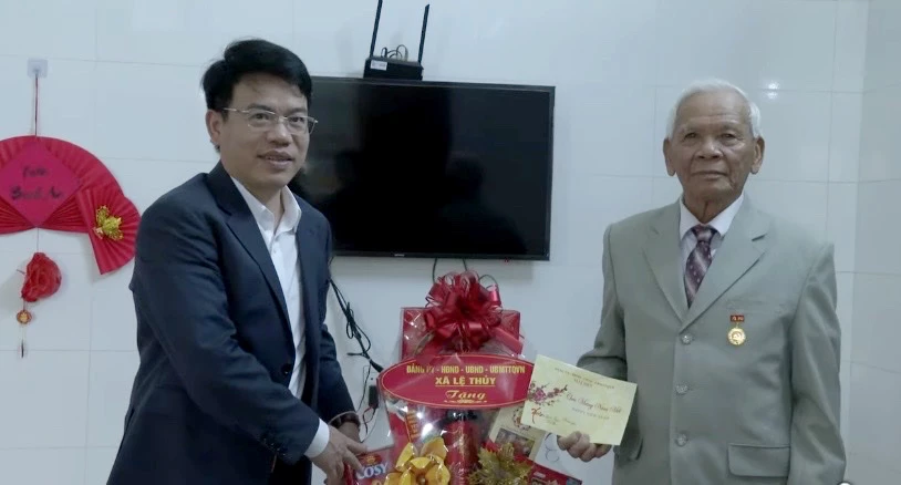 Lãnh đạo xã Lệ Thủy thăm, tặng quà đảng viên có 70 năm tuổi đảng trở lên - Ảnh: H.Chi