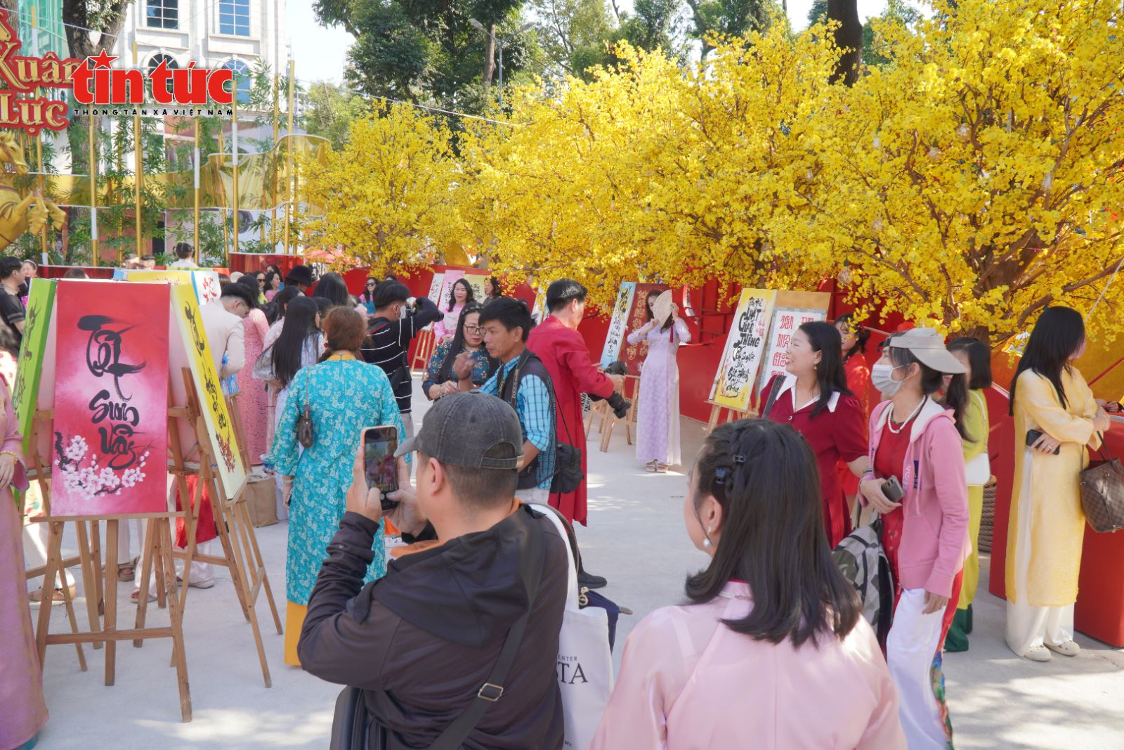 Người dân và du khách tham quan, chụp ảnh trong ngày khai mạc Lễ hội Tết Việt Bính Ngọ 2026. Ảnh: Lưu Niệm/Báo Tin tức và Dân tộc
