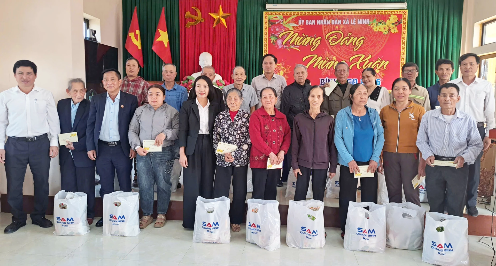 Xã Lệ Ninh và các đơn vị tặng quà cho người dân có hoàn cảnh khó khăn trên địa bàn - Ảnh: L.C