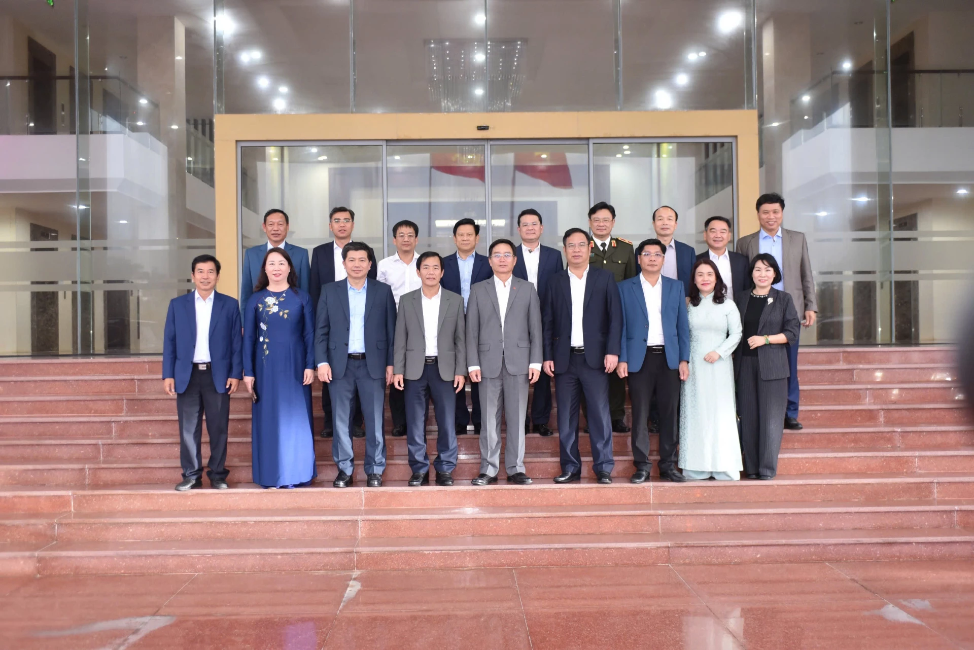 Các đại biểu chụp ảnh lưu niệm - Ảnh: QV