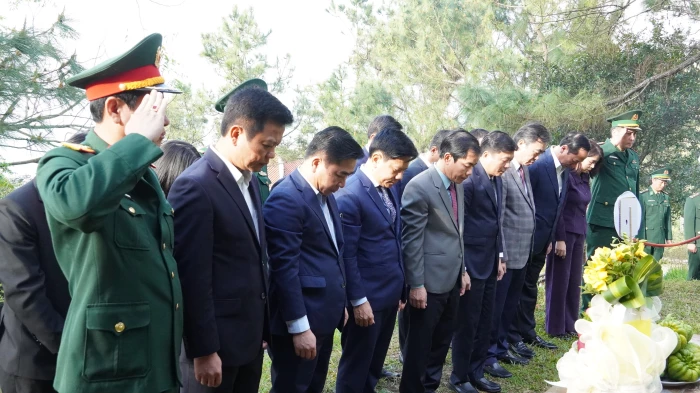 Các đồng chí lãnh đạo tỉnh viếng và dâng hương tại khu mộ Đại tướng Võ Nguyên Giáp