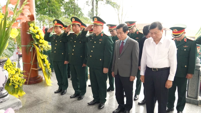 Đại tướng Nguyễn Trọng Nghĩa dâng hương tại Di tích lịch sử quốc gia Bến phà II Long Đại