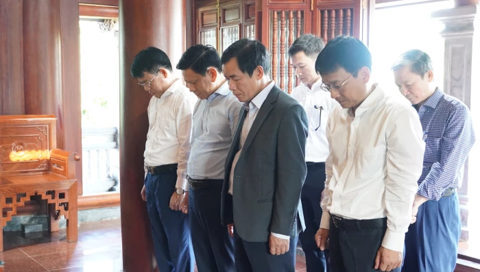 Đồng chí Bí thư Tỉnh ủy dâng hương tại Nhà lưu niệm Đại tướng Võ Nguyên Giáp