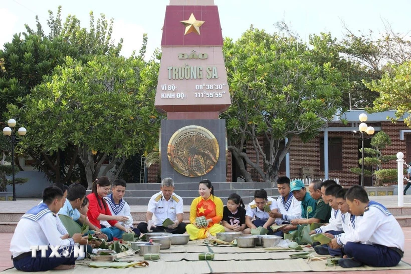 Cán bộ, chiến sĩ ở đặc khu Trường Sa cùng nhau gói bánh chưng ngày Tết. (Ảnh: TTXVN phát)