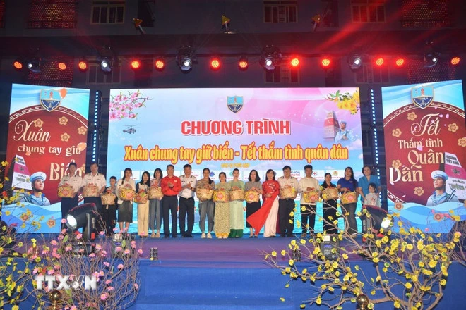Những giỏ quà Tết ý nghĩa được trao cho thân nhân các chiến sỹ hải quân đang công tác ở Vùng 4 Hải quân, trong đó có Trường Sa. (Ảnh: Phan Sáu/TTXVN)