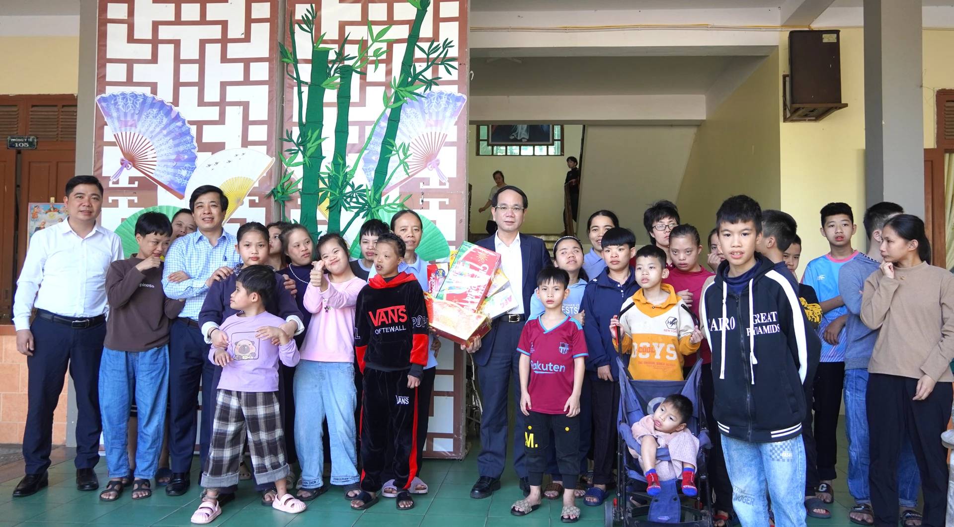 Đồng chí Bí thư Đảng ủy Đồng Hới Phan Mạnh Hùng tặng quà tại Mái ấm hy vọng Vincent, Cộng đoàn Hướng Phương - Ảnh: H.Tr.