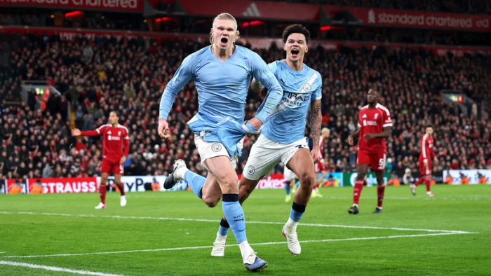 Premier League: Ngược dòng hạ Liverpool, Man City bám sát Arsenal
