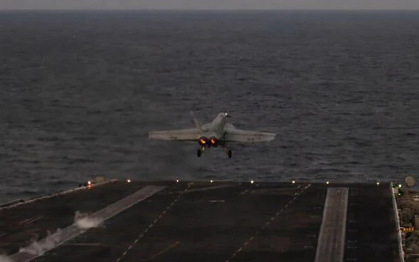 Một chiếc F/A-18E Super Hornet thuộc Phi đội Chiến đấu Cơ (VFA) 14 cất cánh từ sàn đáp của tàu sân bay lớp Nimitz USS Abraham Lincoln trên Biển Arab. (Ảnh: Hải quân Mỹ)