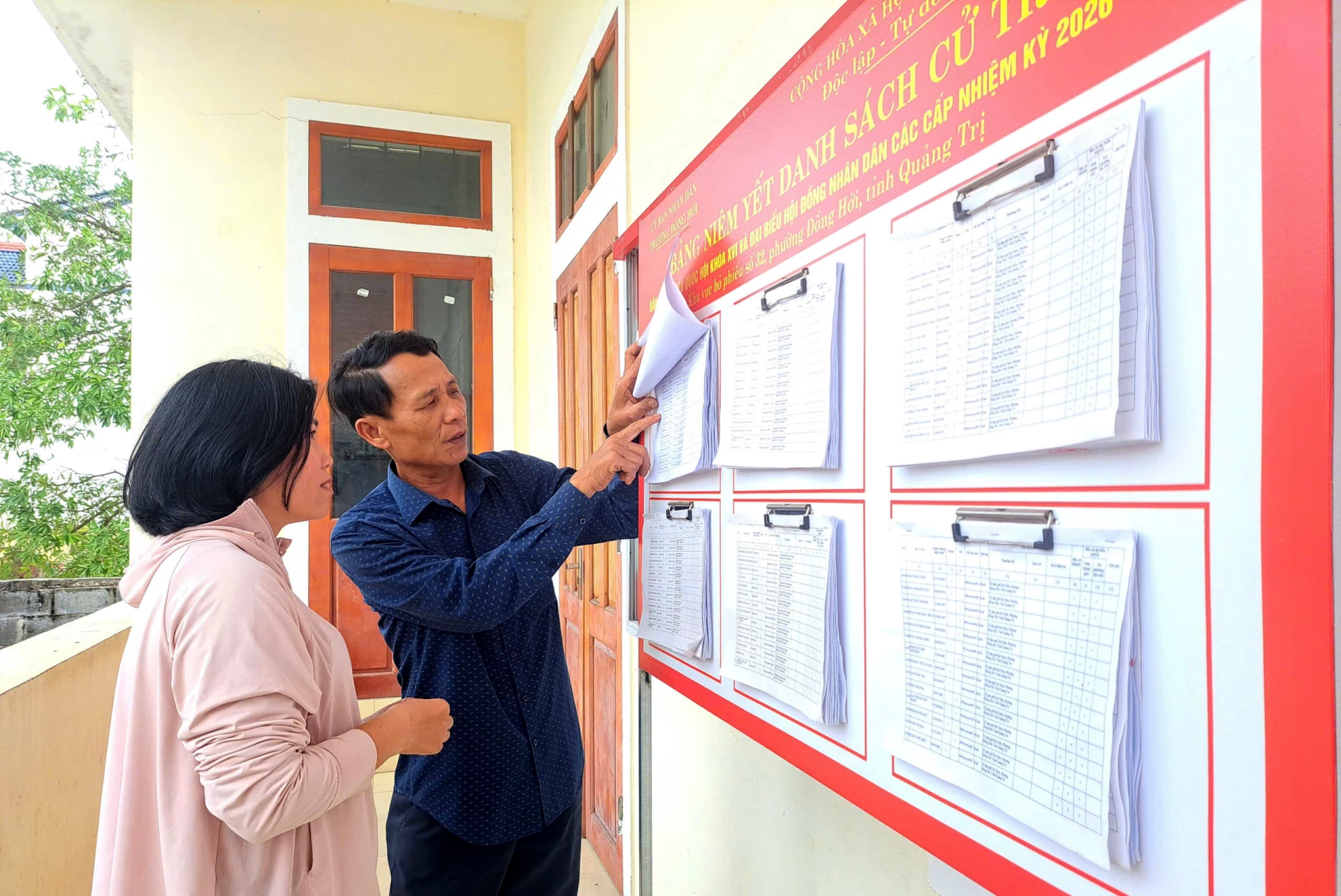 Cử tri phường Đồng Hới đến tìm hiểu danh sách những người ứng cử đại biểu Quốc hội khóa XVI và đại biểu HĐND các cấp nhiệm kỳ 2026-2031 - Ảnh: H.Tr.