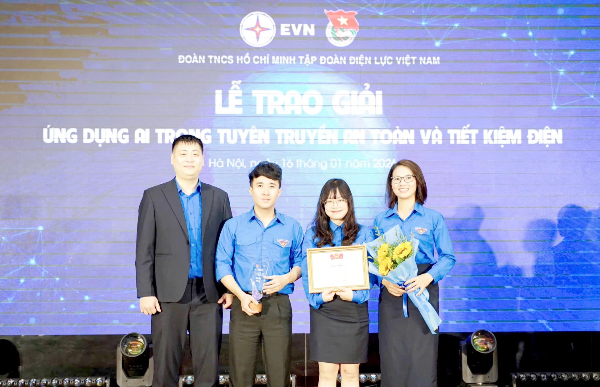 Nhóm tác giả thuộc Đoàn Thanh niên PC Quảng Trị đoạt giải nhì tại cuộc thi “Ứng dụng trí tuệ nhân tạo (AI) trong công tác tuyên truyền an toàn và tiết kiệm điện” - Ảnh: V.M