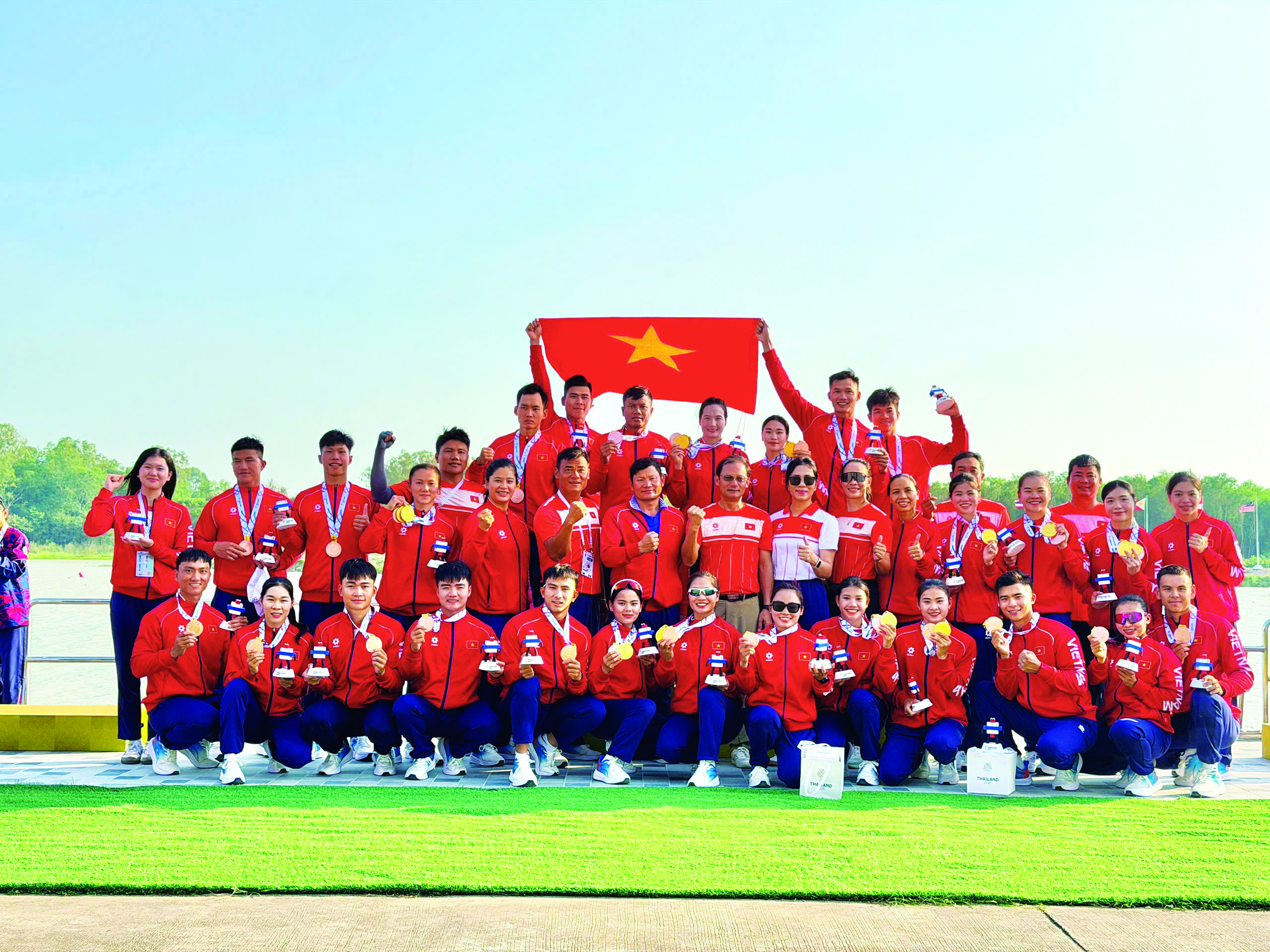 Vận động viên Trương Xuân Nguyên (người thứ 2 của hàng thứ 2, từ trái sang) cùng đồng đội môn đua thuyền truyền thống tại SEA Games 33 - Ảnh: Q.N