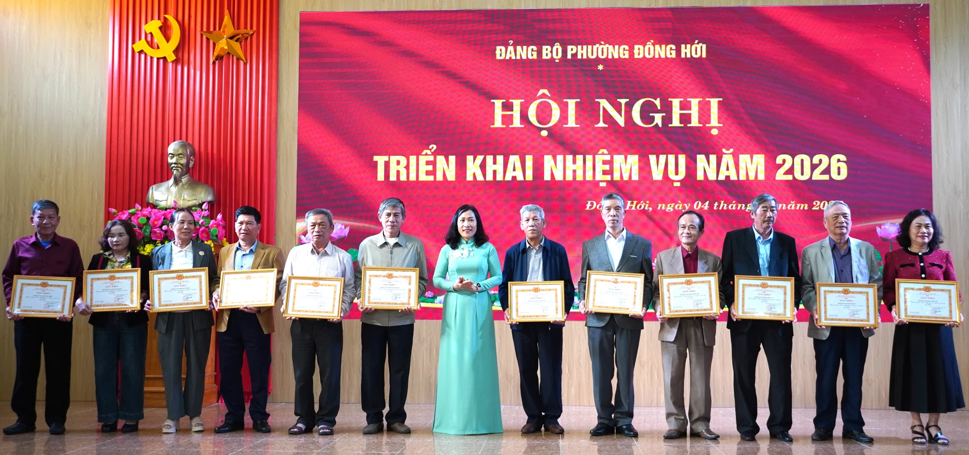 Đại diện Thường trực Đảng ủy phường Đồng Hới trao trao giấy khen tặng các chi bộ đạt tiêu chuẩn “Hoàn thành xuất sắc nhiệm vụ” tiêu biểu năm 2025 - Ảnh: H.Tr.