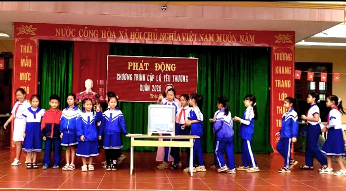 Ấm áp vòng tay 'Cặp lá yêu thương'