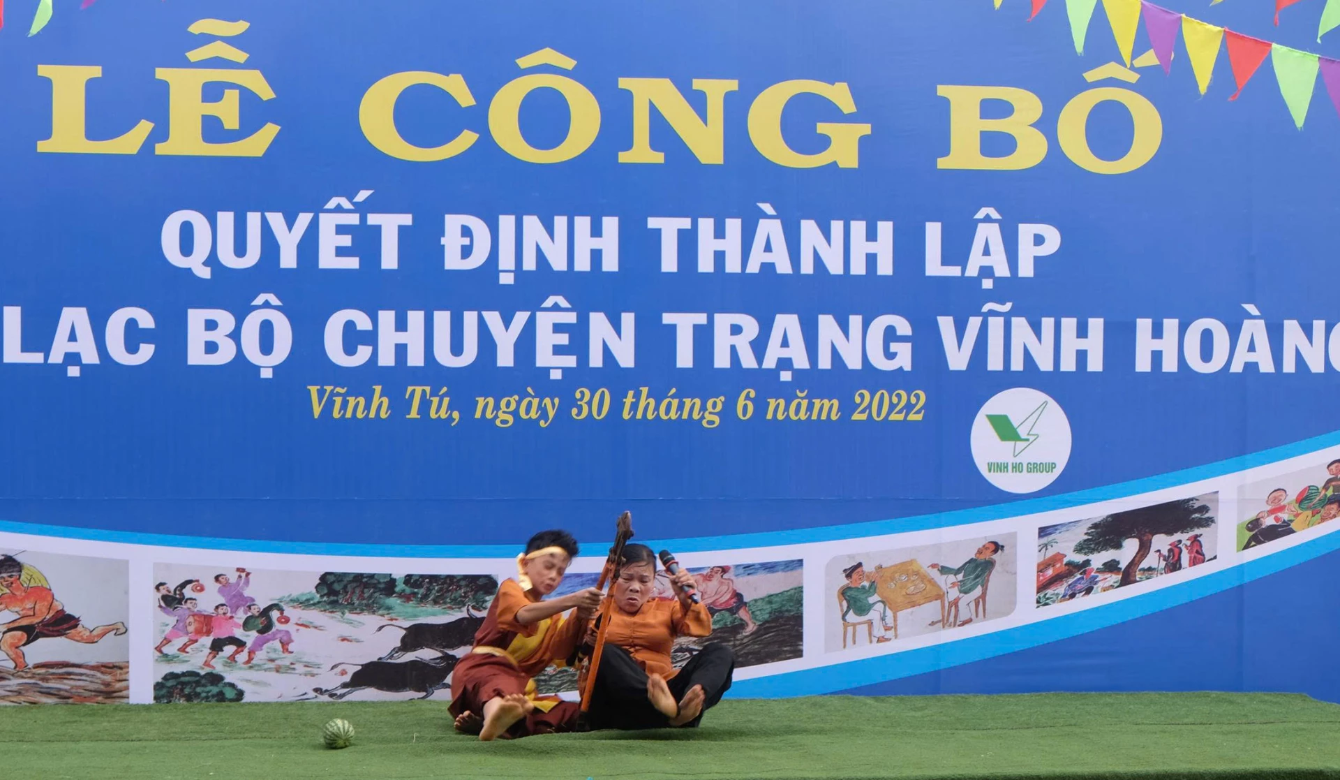 Bà Võ Vân Nương cùng cháu nội kể chuyện trạng tại buổi lễ công bố quyết định thành lập Câu lạc bộ chuyện trạng Vĩnh Hoàng-Ảnh: H.N