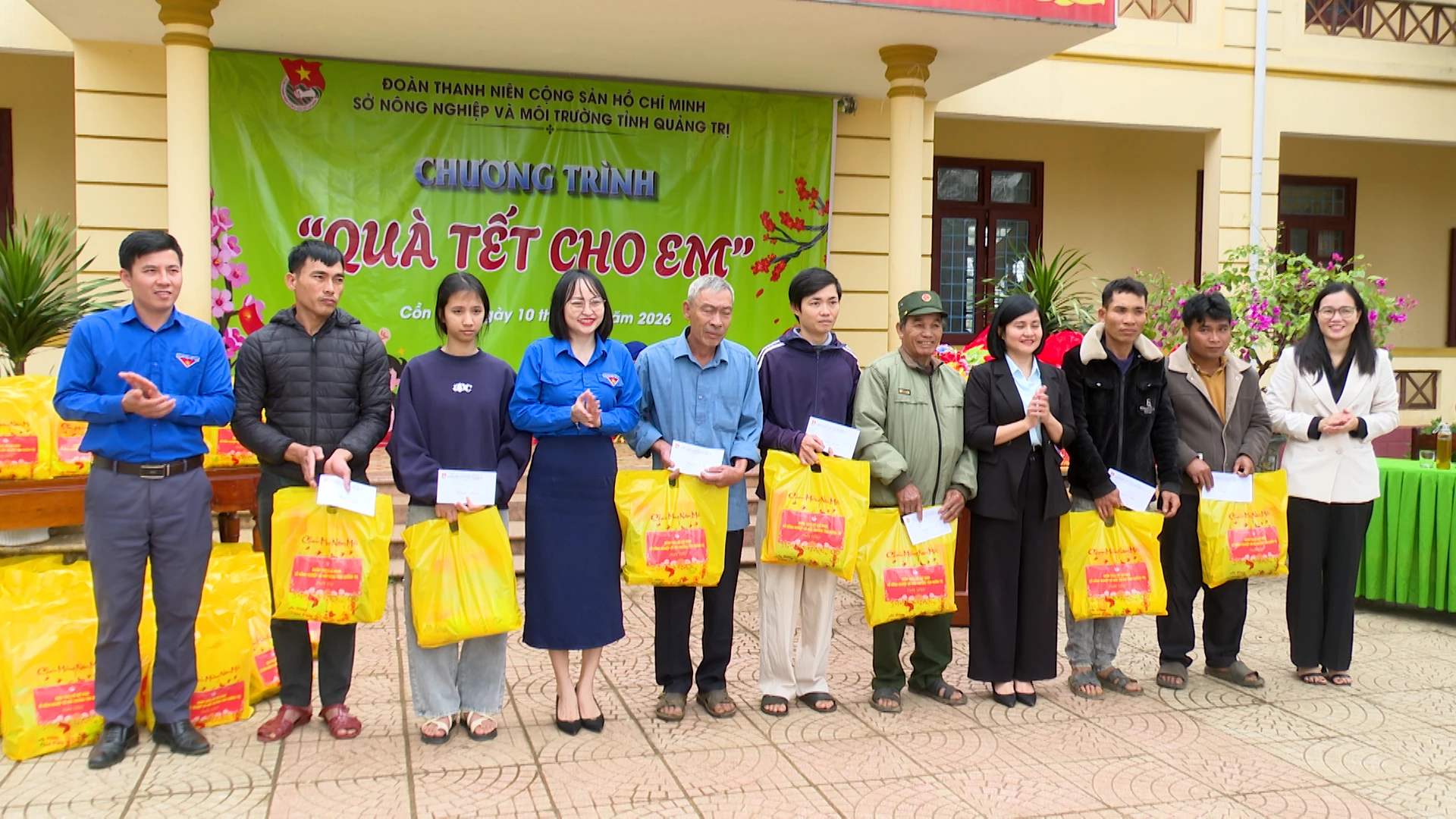 Đoàn cơ sở Sở Nông nghiệp và Môi trường tỉnh Quảng Trị trao quà cho các hộ gia đình có hoàn cảnh khó khăn ở xã Cồn Tiên - Ảnh: Quang Ngọc