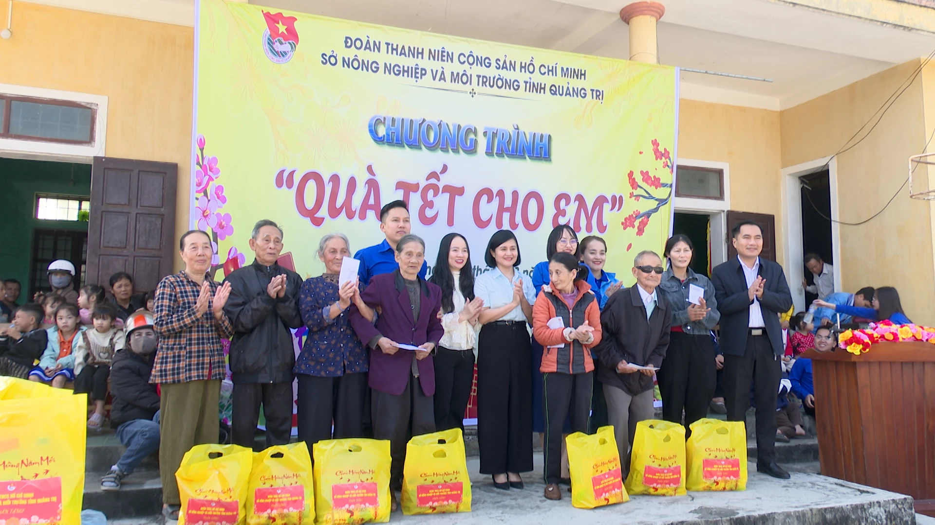 Đoàn cơ sở Sở Nông nghiệp và Môi trường tỉnh Quảng Trị trao quà cho các hộ gia đình có hoàn cảnh khó khăn ở xã Nam Gianh - Ảnh: Quang Ngọc.