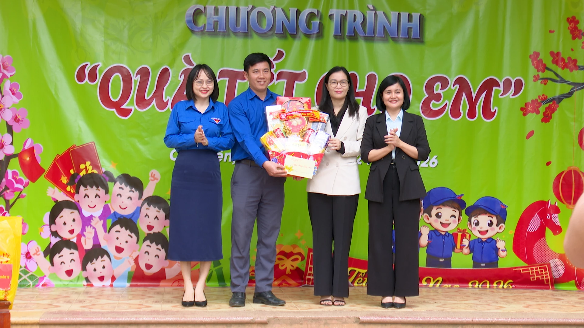 Sở Nông nghiệp và Môi trường tỉnh chúc mừng Tết UBND xã Cồn Tiên - Ảnh: Quang Ngọc.