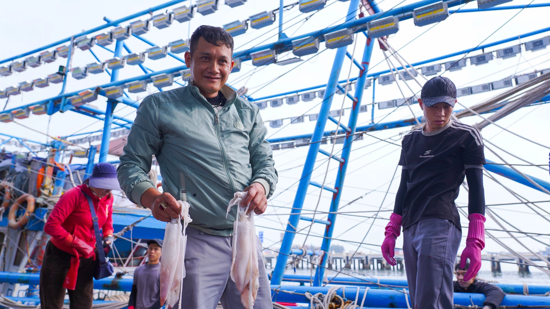 Đầu năm, nhiều ngư dân đánh bắt trúng mực Xô cỡ to nên phấn khởi và kỳ vọng vào một mùa đánh bắt thắng lợi - Ảnh: L.T