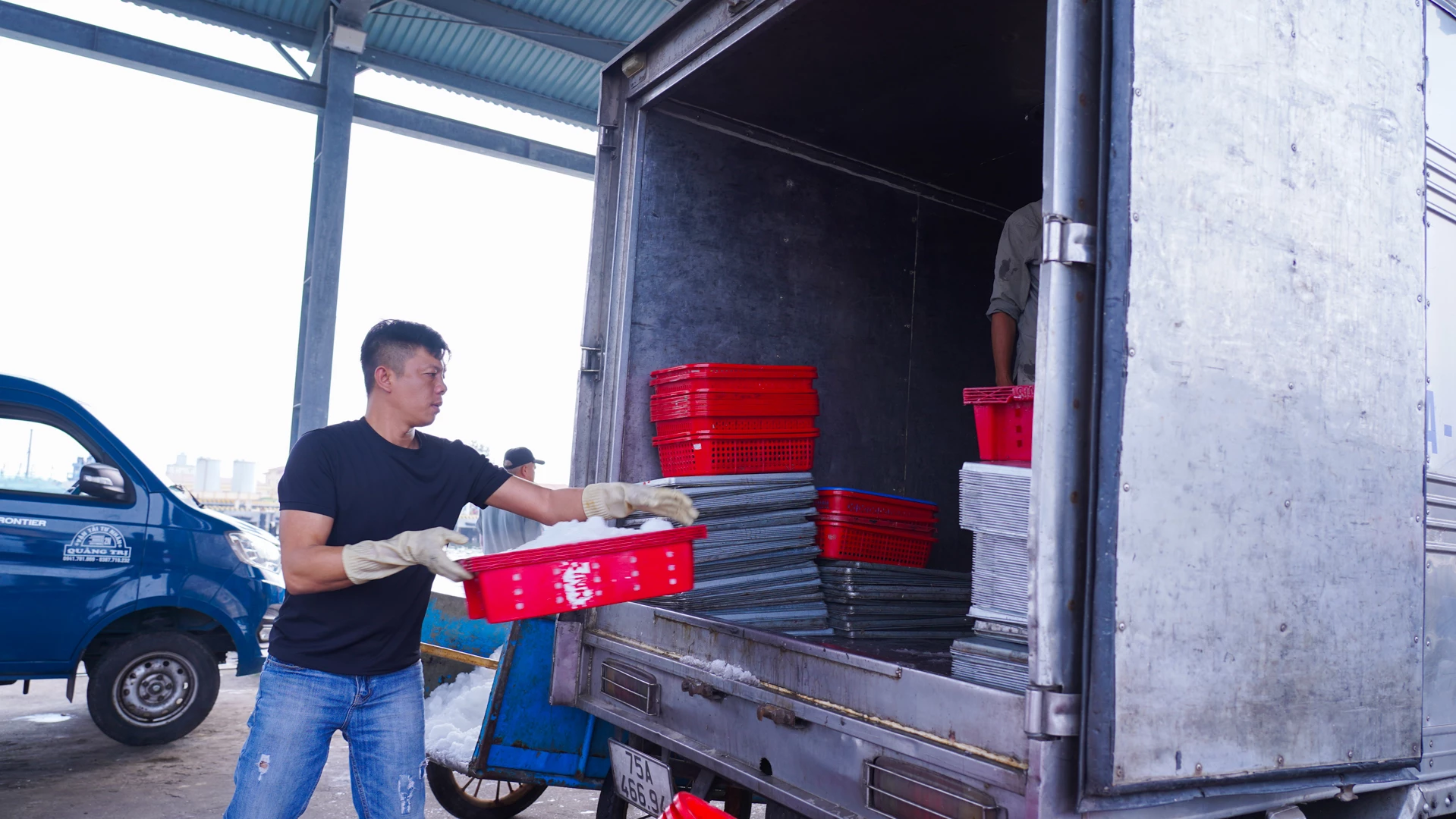 Đá xay cũng là hàng hóa được nhiều chủ tàu thuyền chuẩn bị cho những chuyến biển tiếp theo - Ảnh: L.T