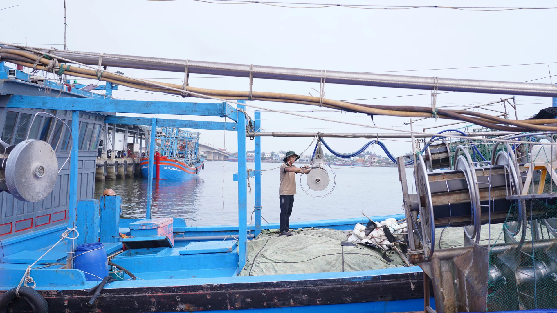 Anh Trần Quang Đạt ở xã Cửa Việt tất bật chuẩn bị để tàu 500 CV của gia đình vươn khơi trở lại sau Tết - Ảnh: L.T