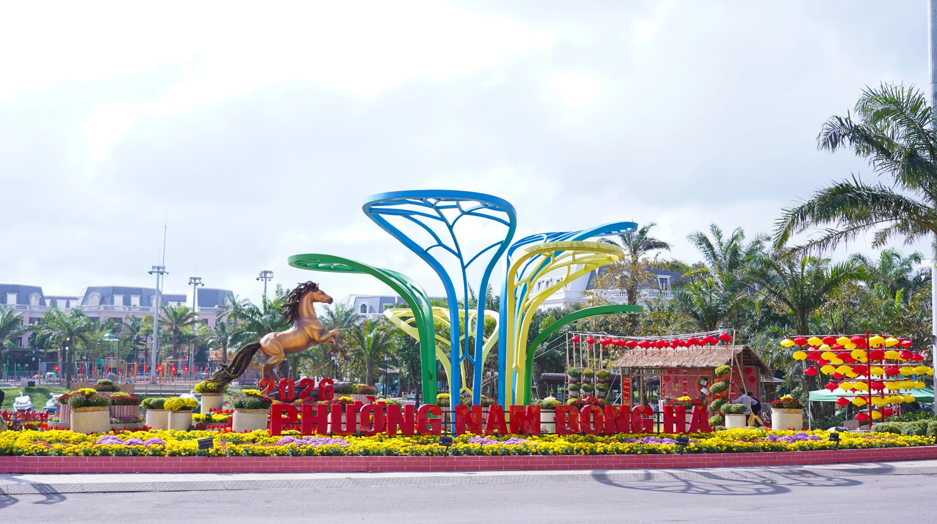 Cụm tiểu cảnh hoa và linh vật ngựa ở Công viên Vincom Đông Hà được trang trí để người dân tham quan, check in dịp Tết Bính Ngọ 2026