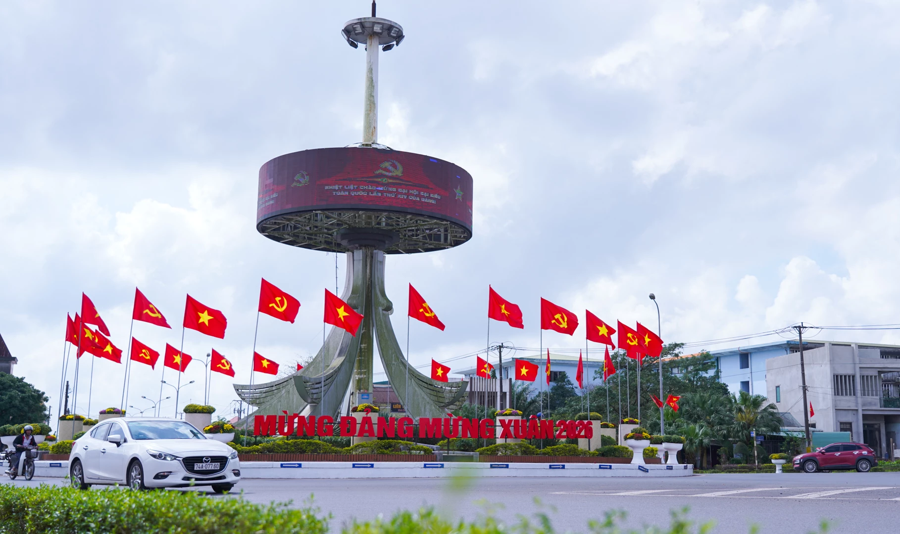 Vòng xuyến nút giao đường Hùng Vương - Lý Thường Kiệt ở phường Nam Đông Hà rực rỡ cờ hoa đón Tết 