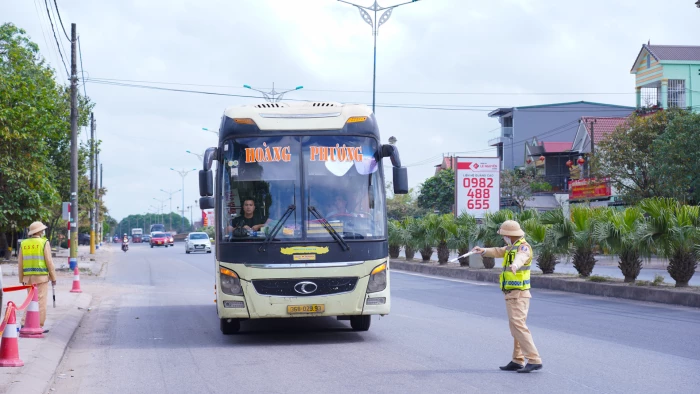 Tăng cường kiểm soát phương tiện vận tải hành khách dịp Tết