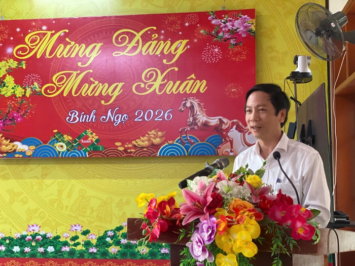 Công đoàn Ngân hàng Chính sách xã hội chi nhánh tỉnh Quảng Trị trao quà tết tại các xã Đakrông và Hiếu Giang