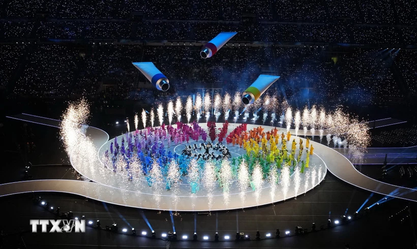 Nghệ sĩ biểu diễn tại lễ khai mạc Olympic mùa Đông Milan-Cortina 2026 ở Milan, Italy, ngày 6/2/2026. (Nguồn: THX/TTXVN)